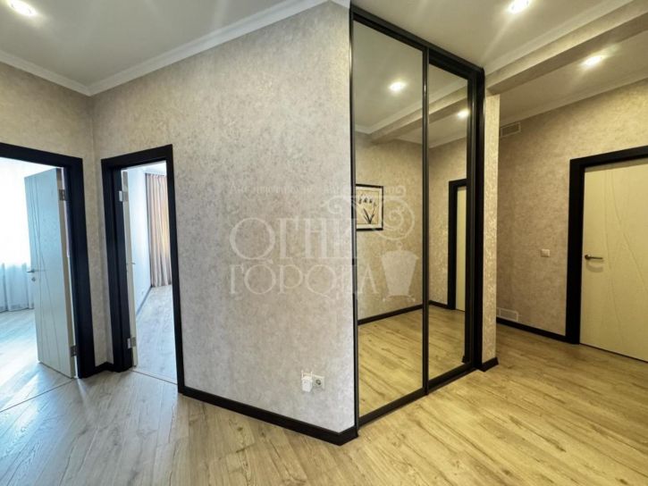 4-комн квартира Строителей б-р, 53а