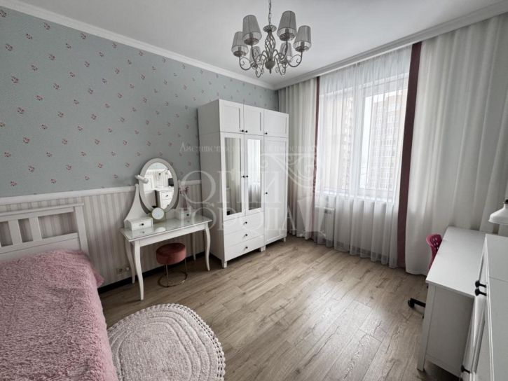 4-комн квартира Строителей б-р, 53а