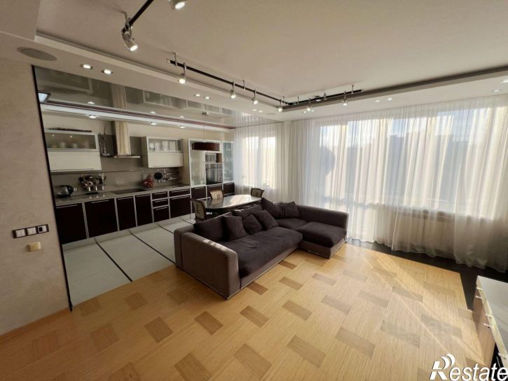 4-комн квартира б-р Строителей, 28,  д. 28