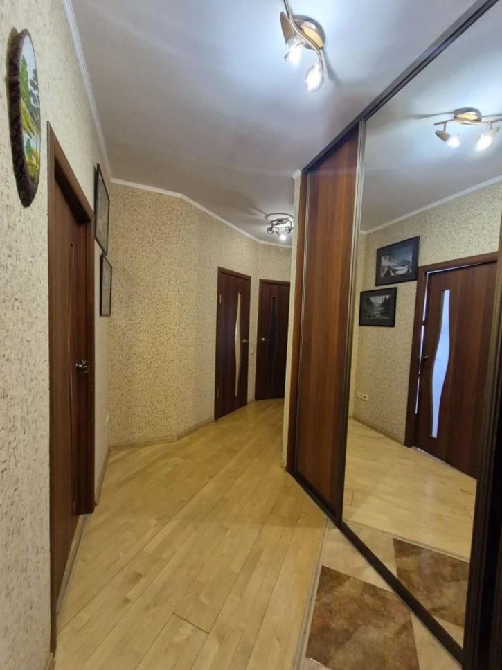 3-комн квартира пр-кт Шахтеров, 72а