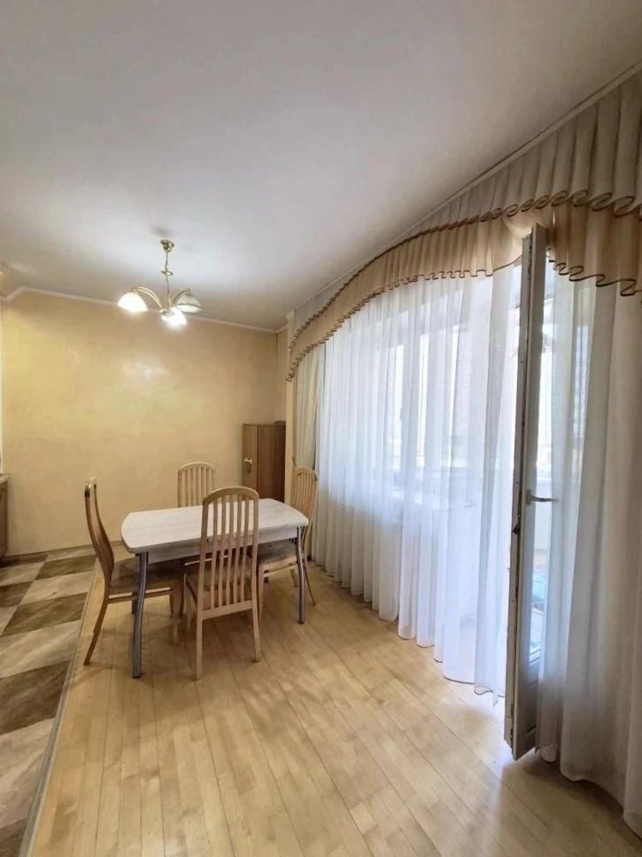 3-комн квартира пр-кт Шахтеров, 72а
