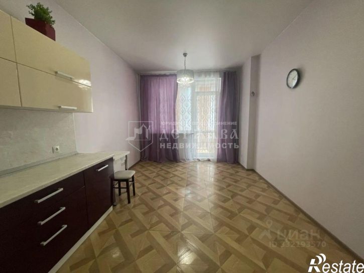 2-комн квартира Осенний б-р, 8,  д. 8