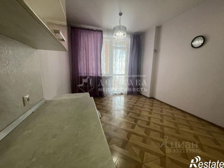 2-комн квартира Осенний б-р, 8,  д. 8